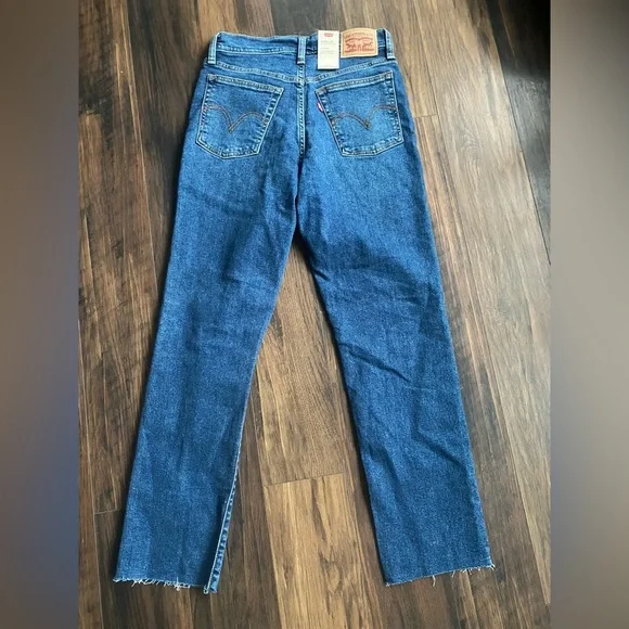 Levi’s Wedgie Straight - Picture 2 of 4